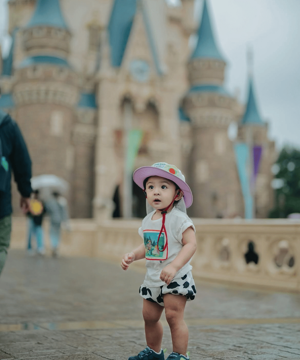 Andrew tampil menggemaskan dengan topi ala Buzz Lightyear