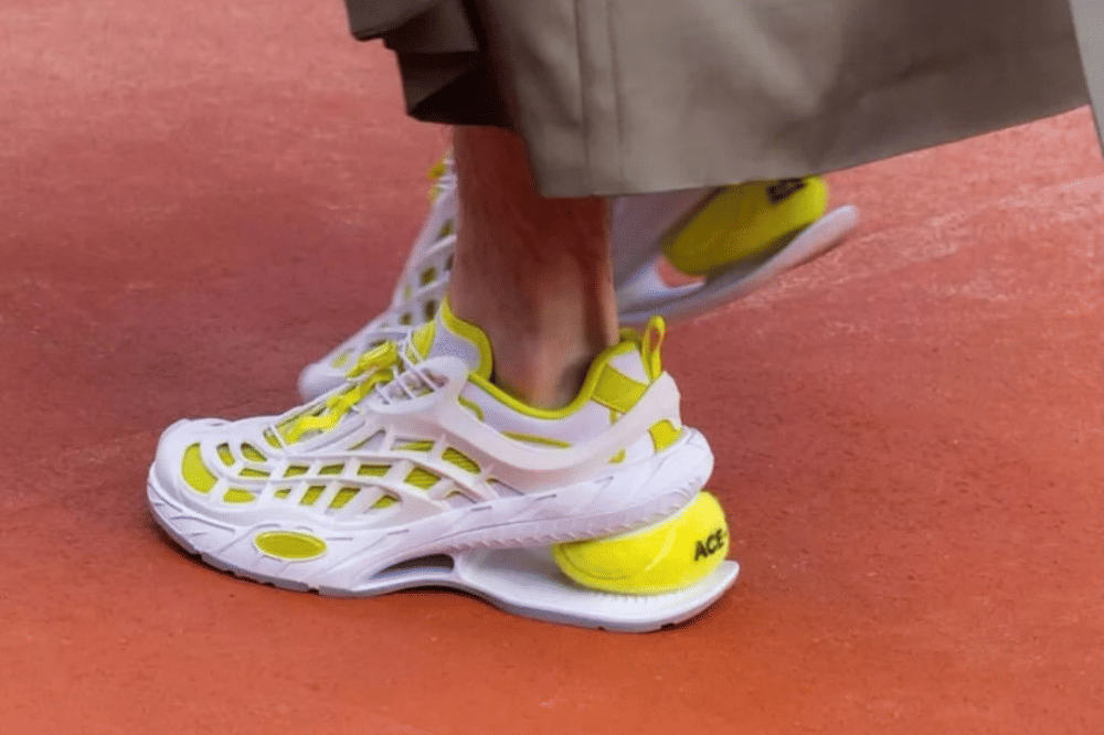 Desain Unik dengan Bola Tenis di Bagian Tumit