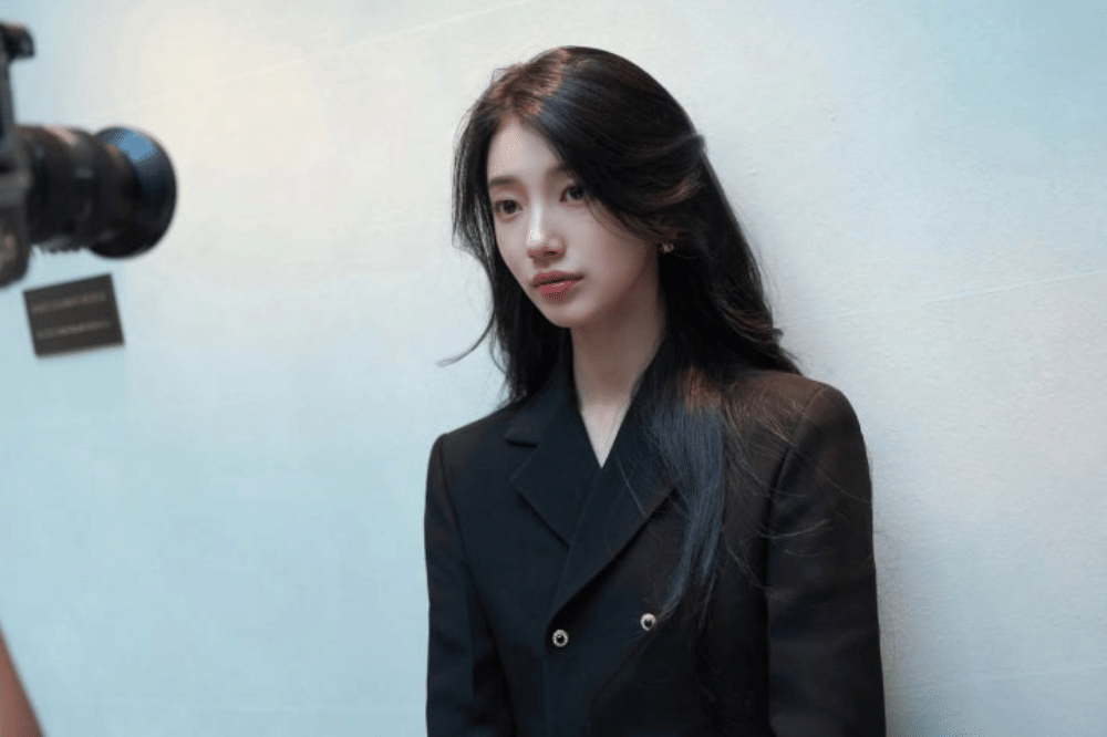 Suzy Kembali Hadiri Peragaan Celine di Paris, Intip Gaya Menawannya