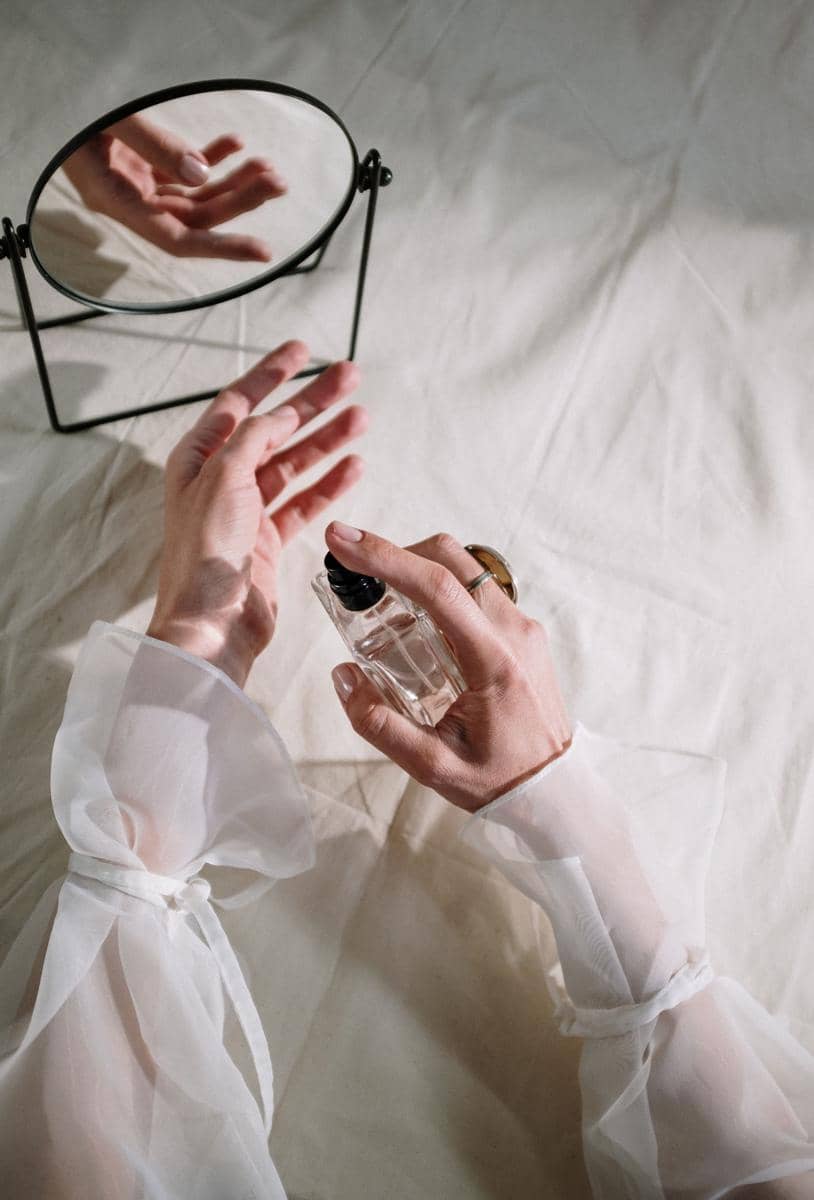 Mencoba parfum langsung pada kulit dapat membantu mengetahui aroma yang sebenarnya.