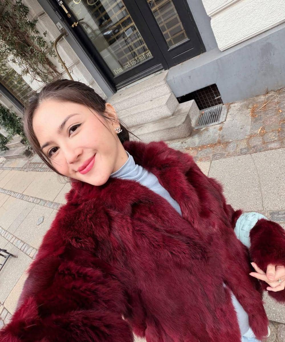 Jessica tampil modis dengan outfit maroon
