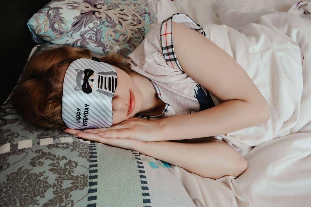 Fakta penggunaan eye mask saat tidur pada anak mendorong produksi hormon melatonin 