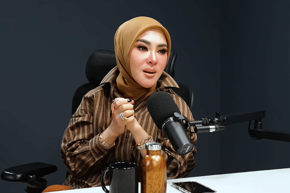 Syahrini meminta izin kepada Reino Barack saat suami di kantor
