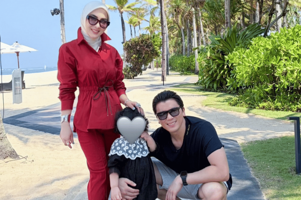 Syahrini tetap memprioritaskan suami dan anak di tengah kesibukan