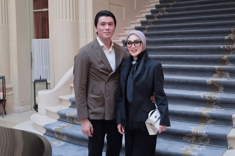 Syahrini baru bersedia hadir setelah mendapatkan izin suami