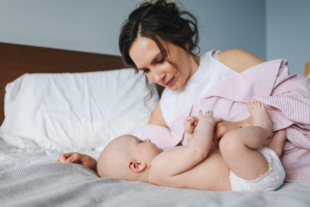 Apakah Boleh Menyusui Bayi Sambil Tiduran?