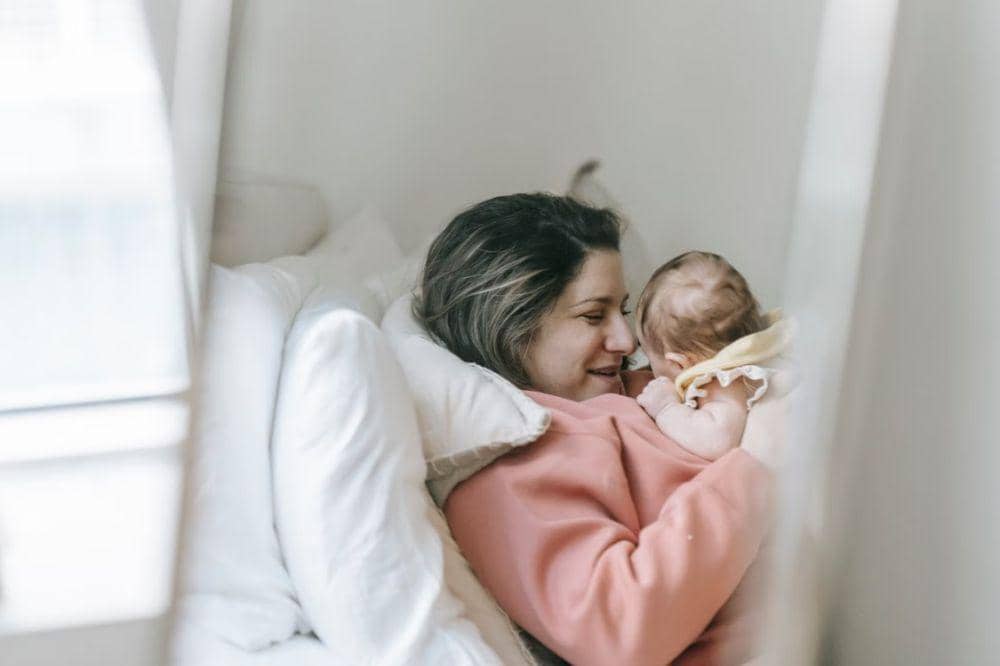 Apakah Ibu Boleh Ikut Tidur saat Menyusui Bayi Sambil Berbaring?