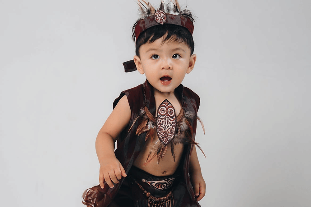 7 Potret Andrew Raxy Anak Erika Carlina, Gemas Pakai Busana Etnik 
