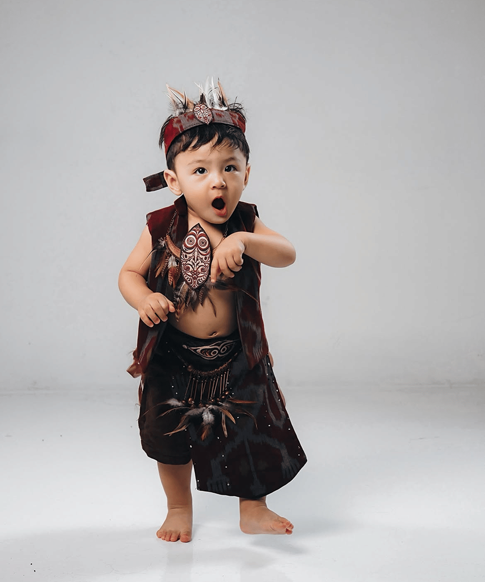 7 Potret Andrew Anak Erika Carlina, Gemas Pakai Busana Etnik