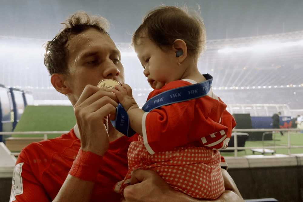 Manfaat Pakai Earplug seperti Elara saat Dukung Papa Egy Maulana Bertanding