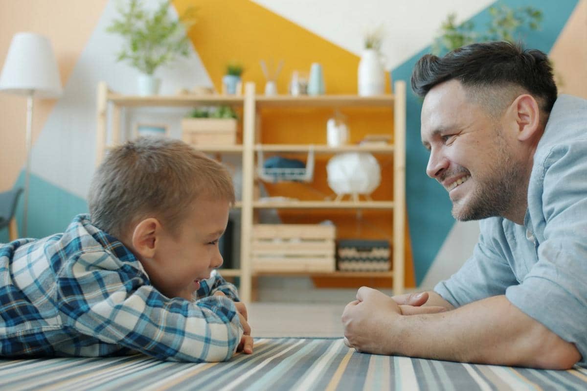 Skill penting yang perlu dilatih pada anak laki-laki adalah anak berani mengeluarkan pendapatnya
