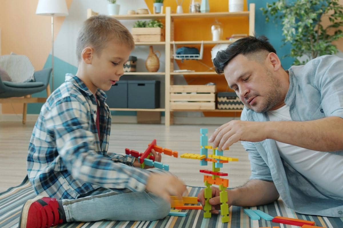 Skill penting yang perlu dilatih pada anak laki-laki adalah menciptakan sesuatu bersama Papa