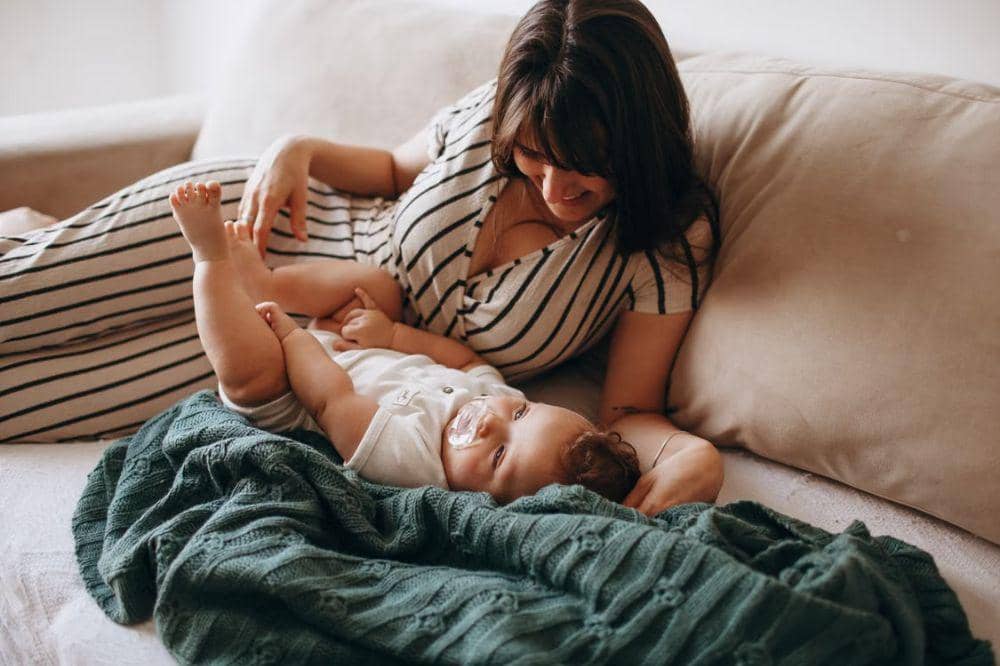 Manfaat Menyusui Bayi Sambil Tiduran?