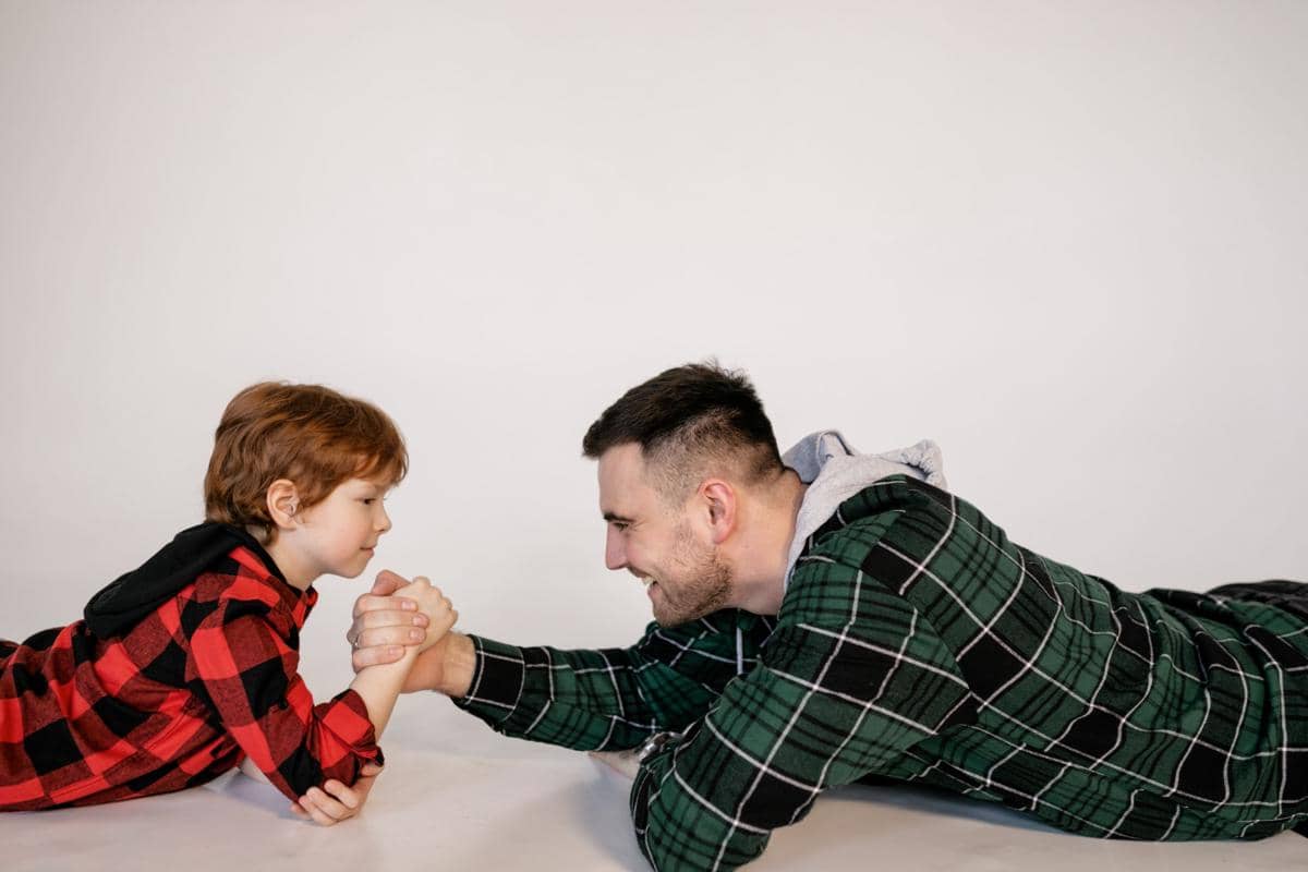 Anak laki-laki sedang bermain bersama Papa