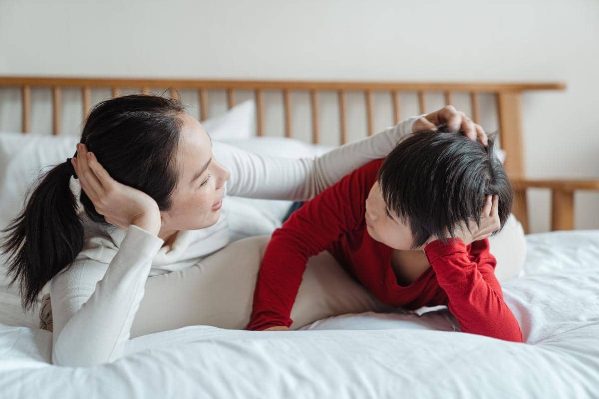 Mama dengan lembut mengusap kepala anak laki-laki
