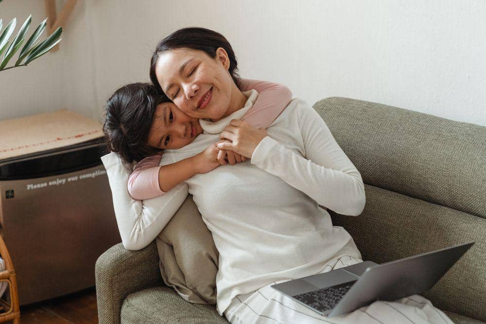 Mama dan anak perempuan saling memeluk