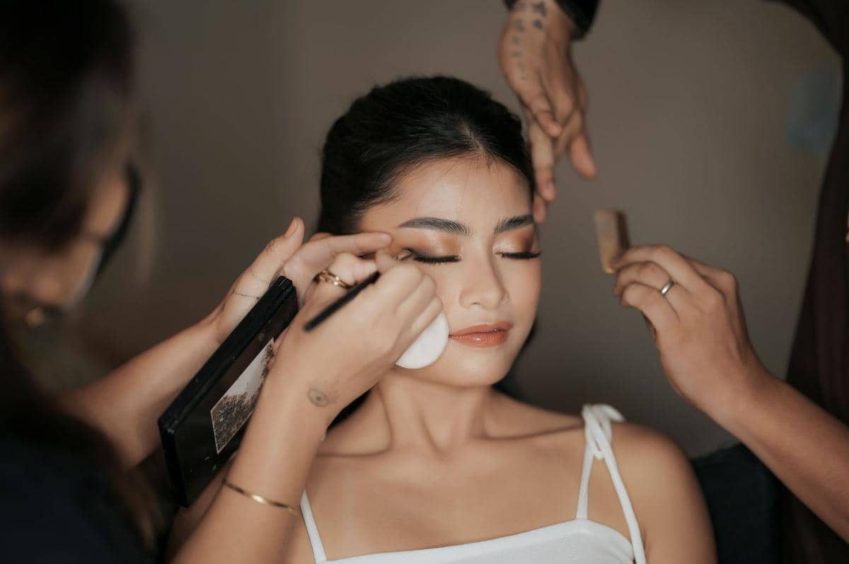 seorang wanita sedang memakai makeup