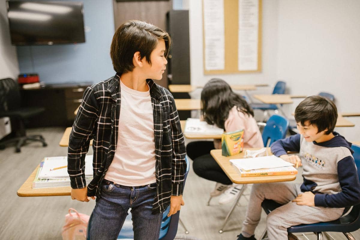Anak laki-laki melakukan bullying di dalam kelas