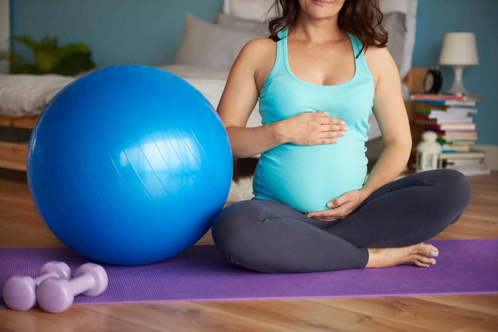 Mana yang lebih baik, senam hamil atau prenatal yoga?