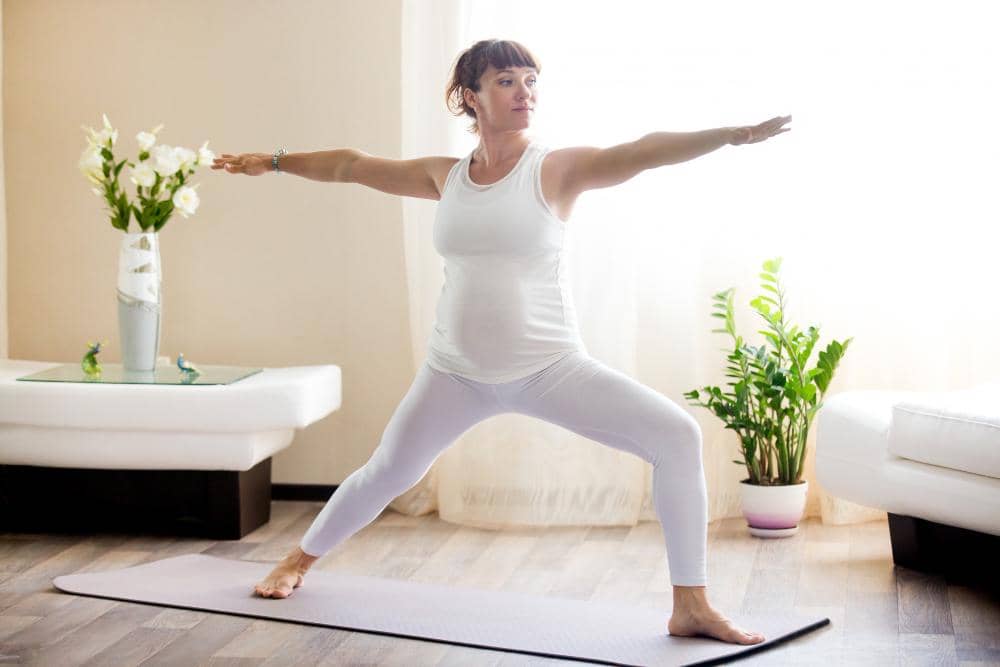 Apa bedanya senam hamil dan prenatal yoga?