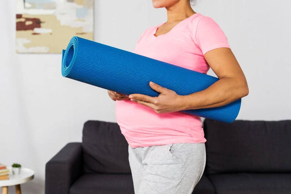 Apa Bedanya Senam Hamil dan Prenatal Yoga? Kenali Manfaatnya