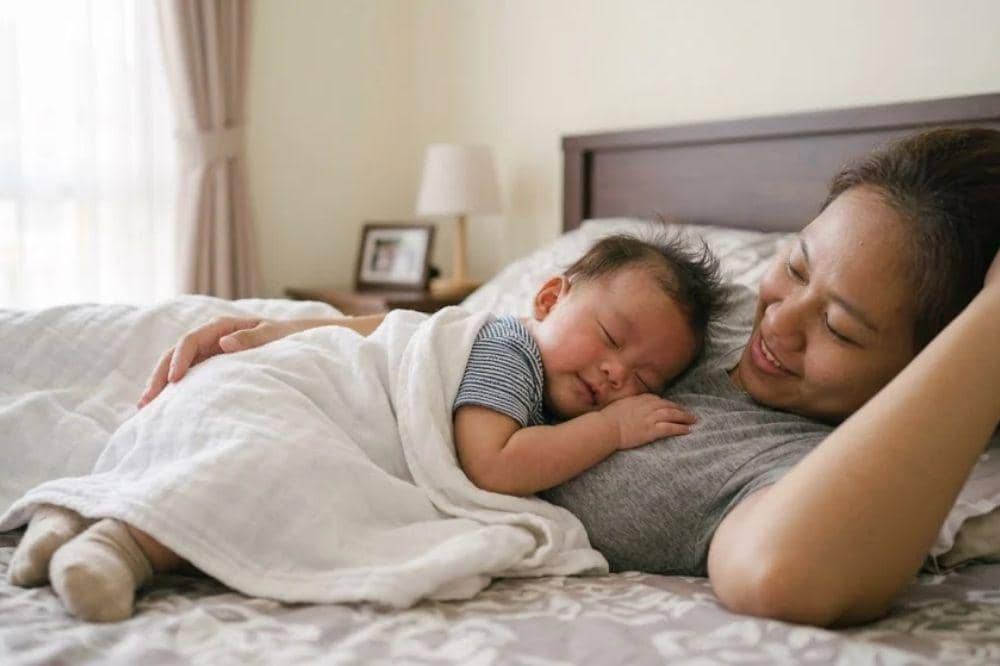 Sampai kapan bayi suka tidur di ketiak ibu?
