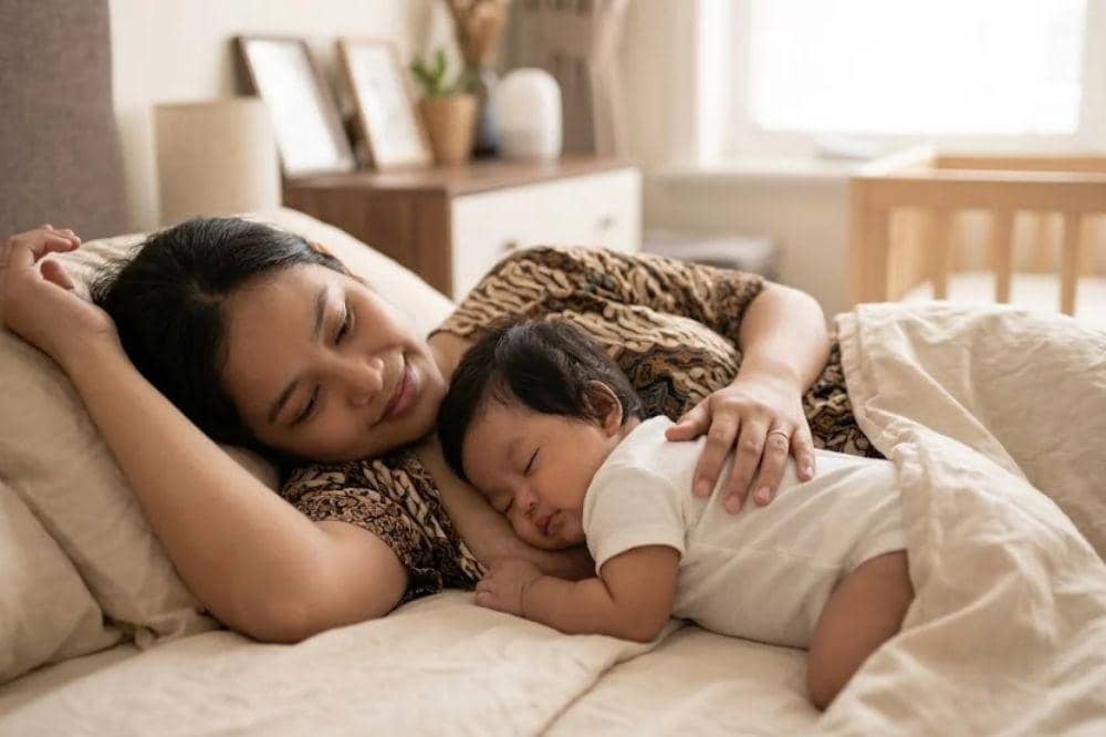 Risiko dan keamanan saat bayi tidur di ketiak ibu