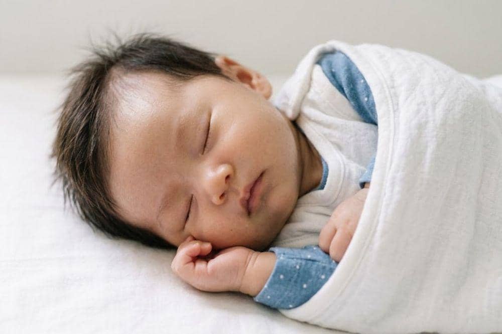 Kenapa Bayi Tidak Boleh Tidur Pakai Bantal? Ini Fakta Medisnya