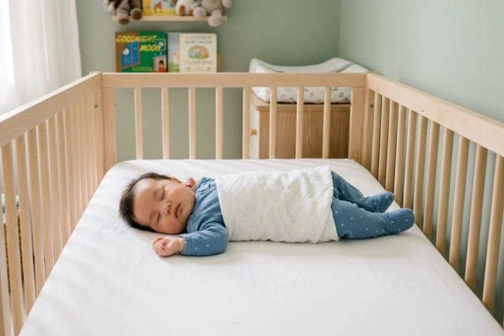 Alasan bayi tidak boleh tidur pakai bantal