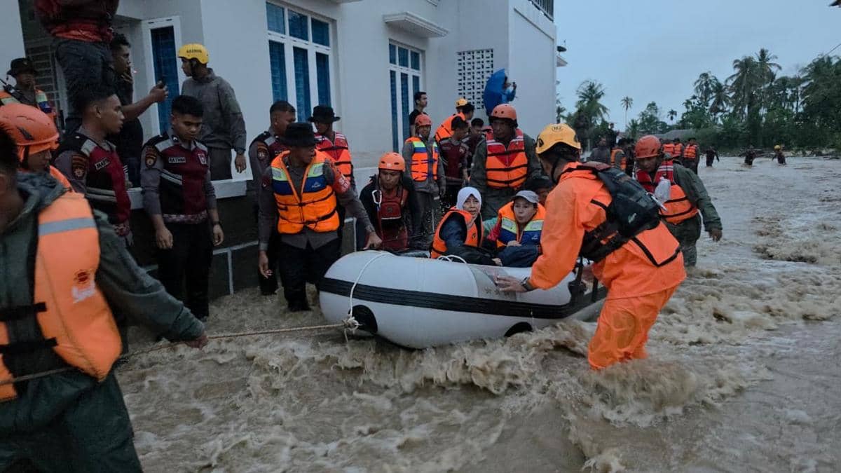 Banjir di Padang Terjang 3 Kecamatan, Ratusan Warga Dievakuasi