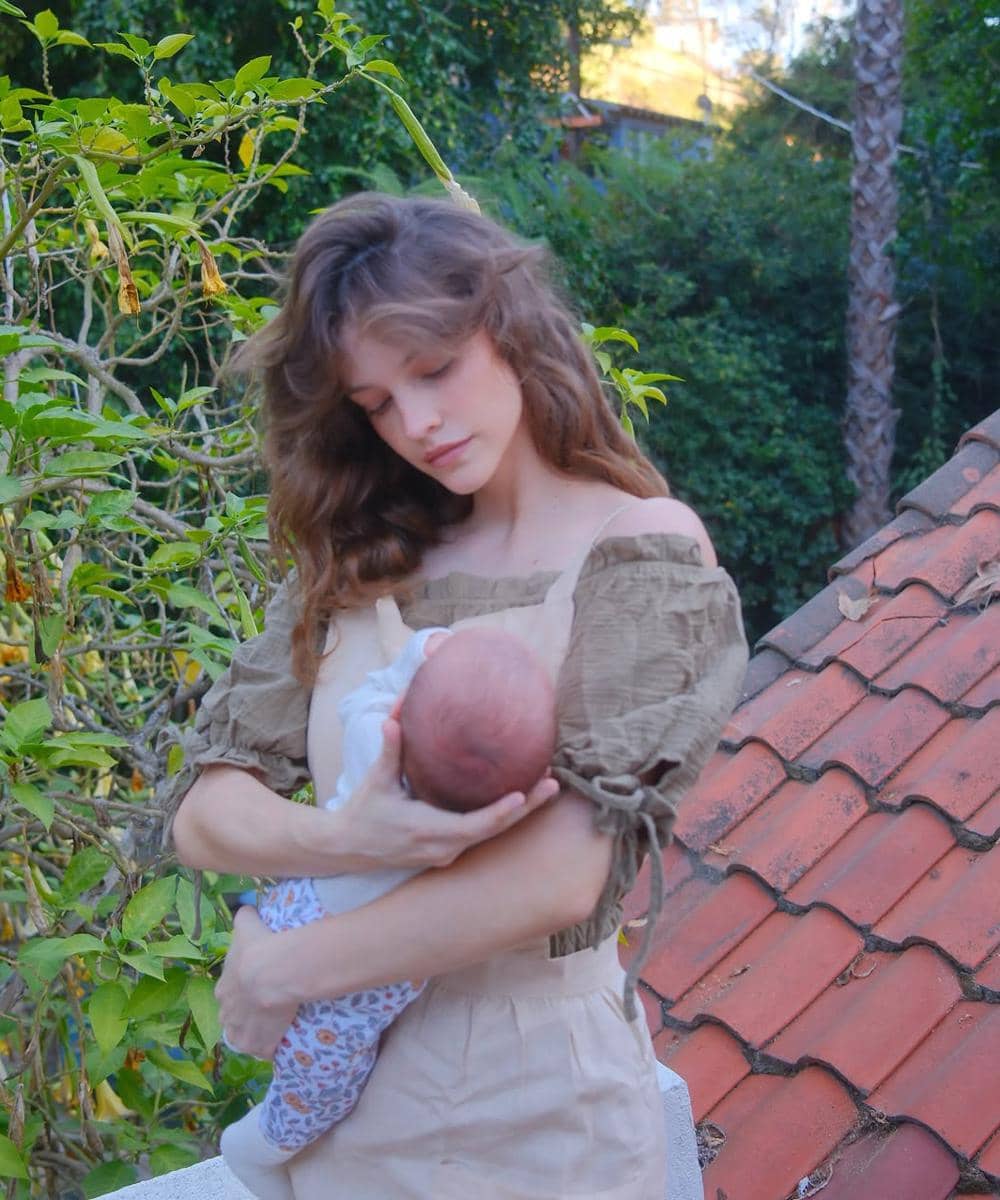 Barbara Palvin Melahirkan Anak Pertama