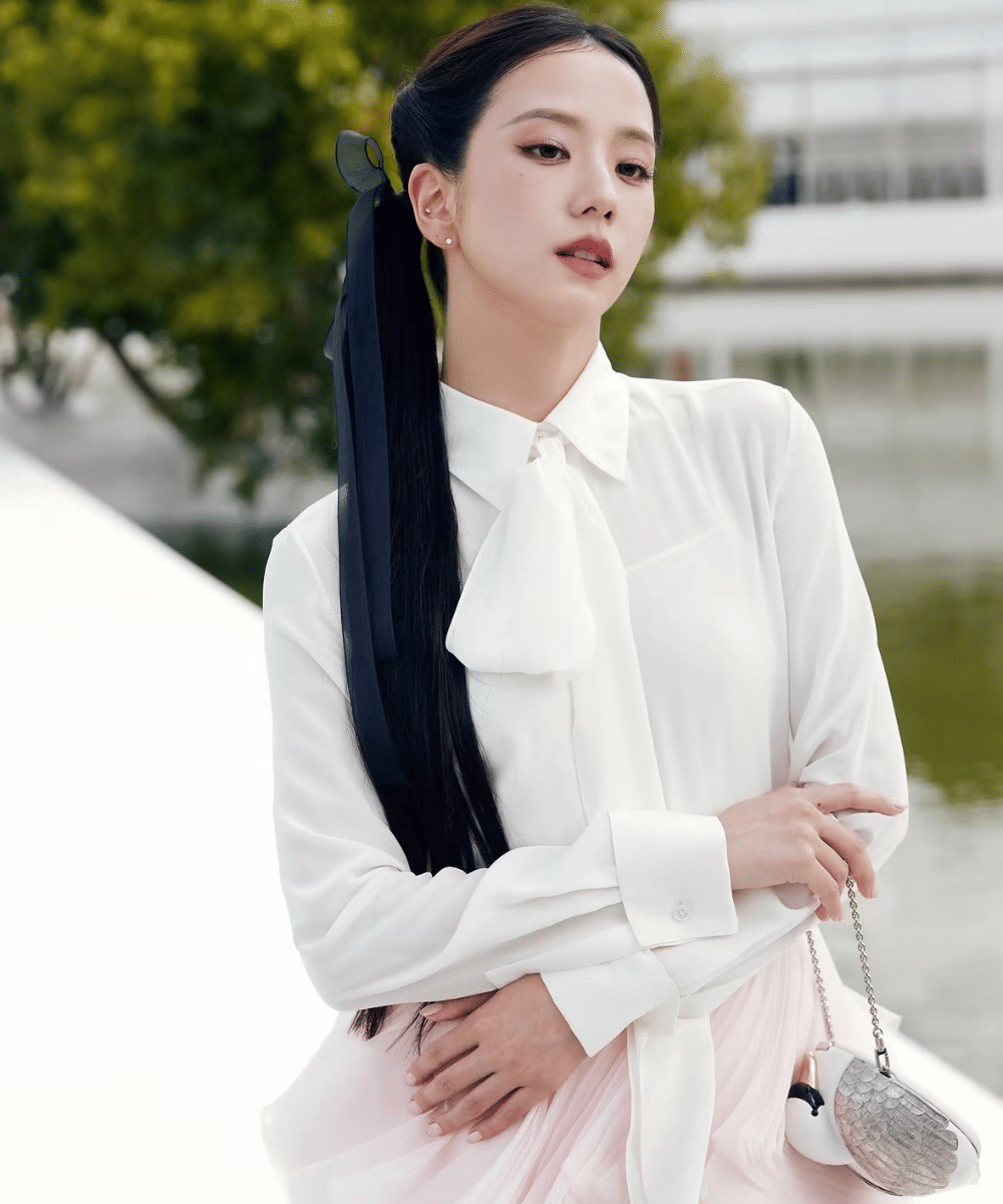 Glowy Makeup ala Jisoo di Paris Fashion Week (4)