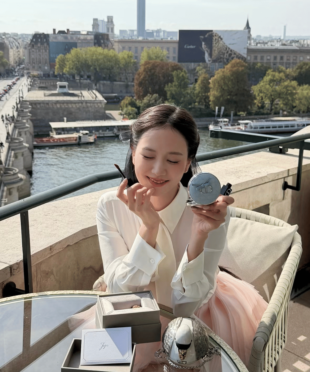 Glowy Makeup ala Jisoo di Paris Fashion Week (2)