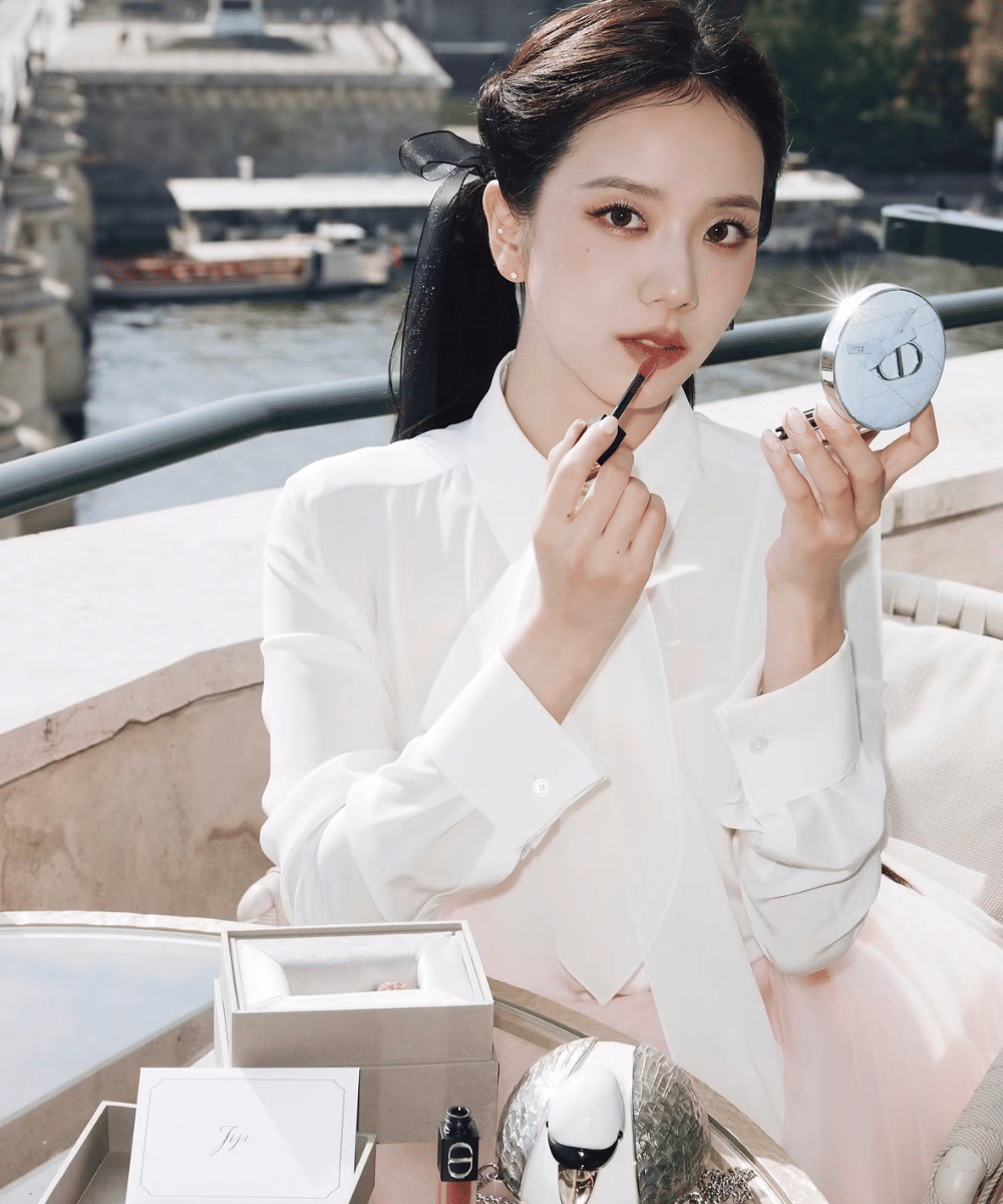 Glowy Makeup ala Jisoo di Paris Fashion Week (3)