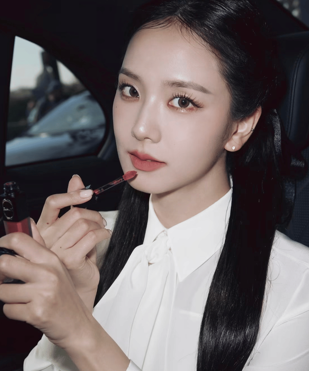 Glowy Makeup ala Jisoo di Paris Fashion Week (5)