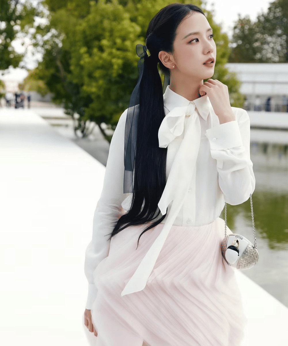 Glowy Makeup ala Jisoo di Paris Fashion Week (6)