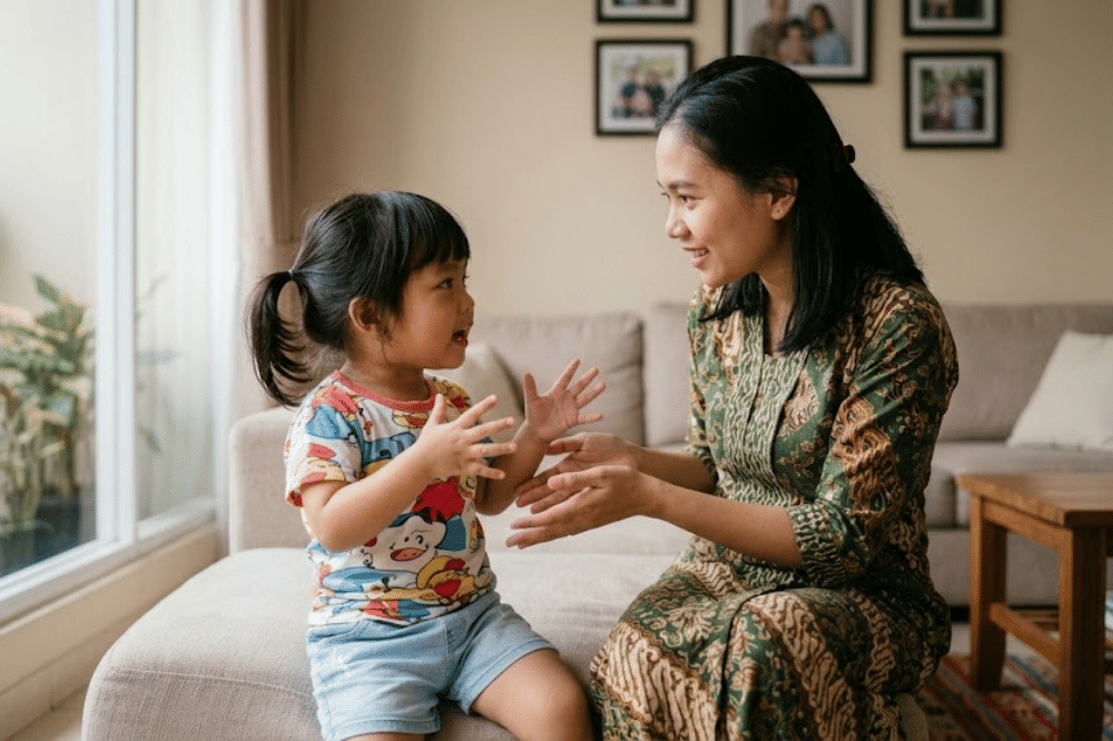 Anak sedang bercerita kepada mamanya