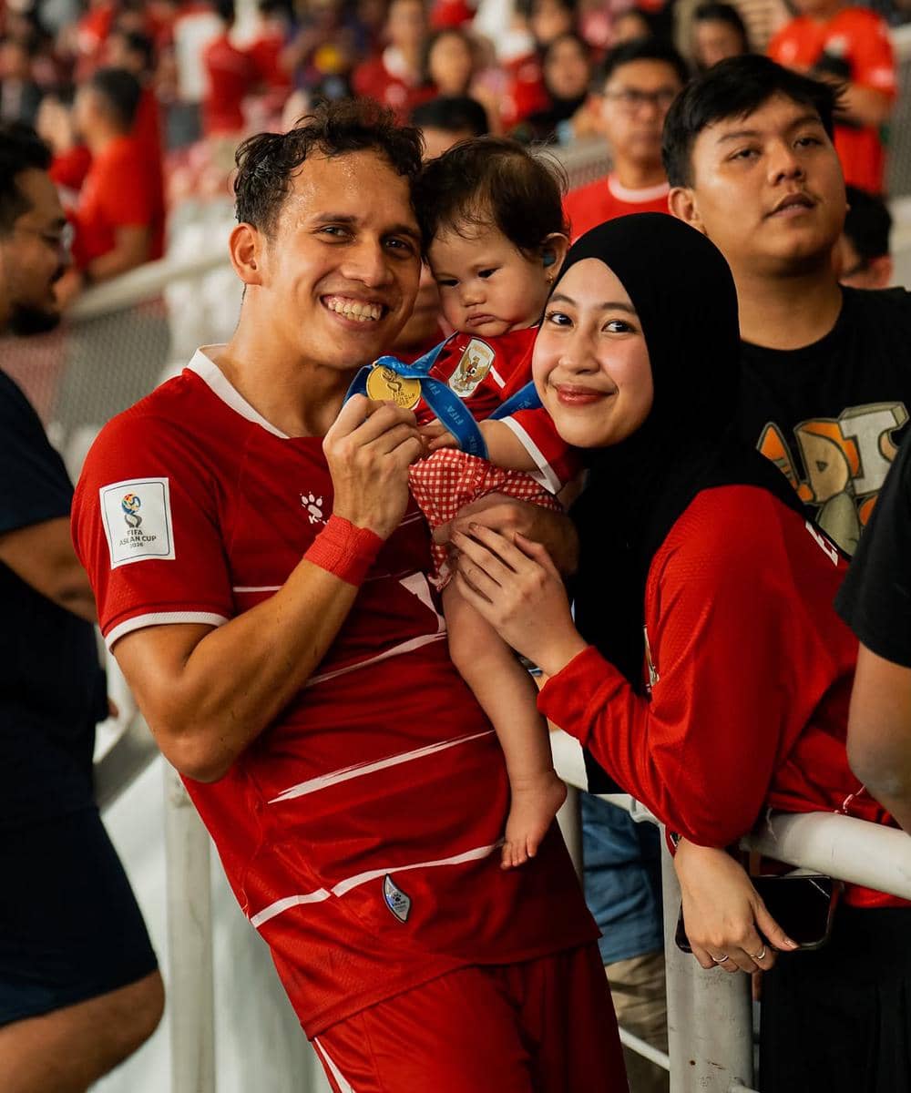Egy tetap mengurus anak meski lelah setelah latihan