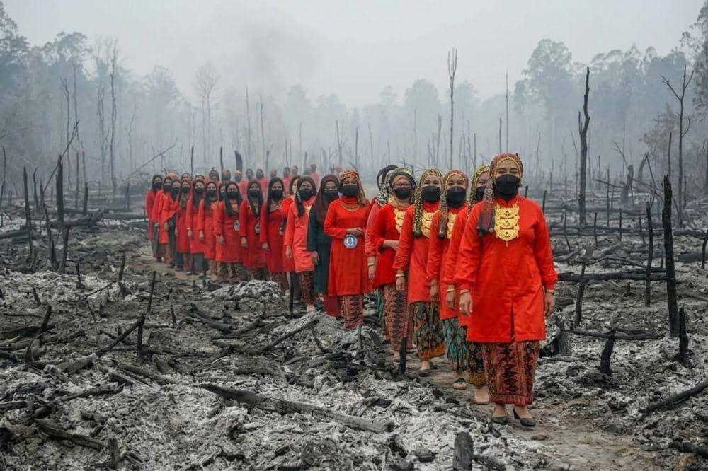 “Parade Asap” tampilkan barisan perempuan di tengah lahan hangus