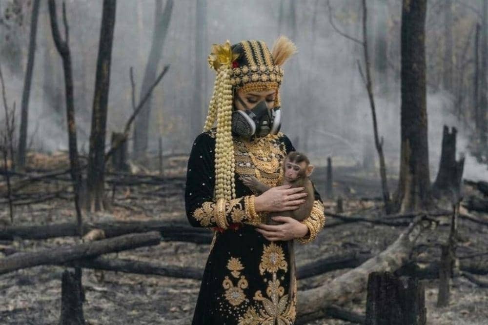 Gas mask dan busana adat jadi simbol kuat di tengah karhutla