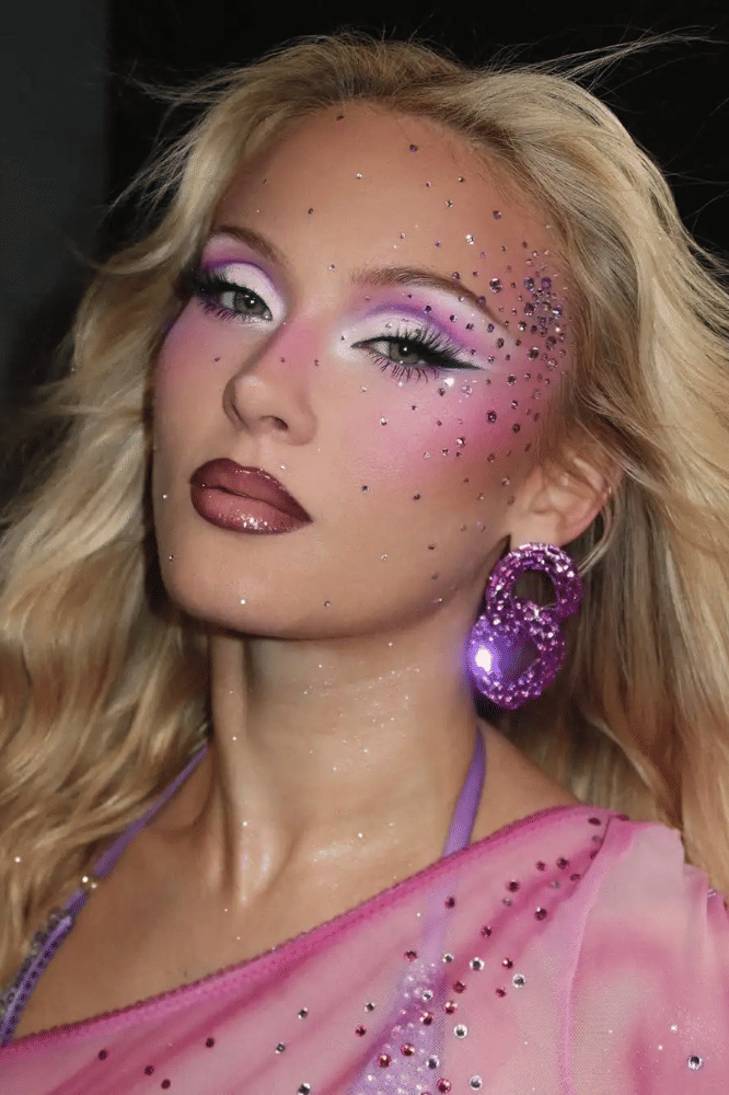 Sentuhan Rhinestone yang Membuat Makeup Lebih Menonjol