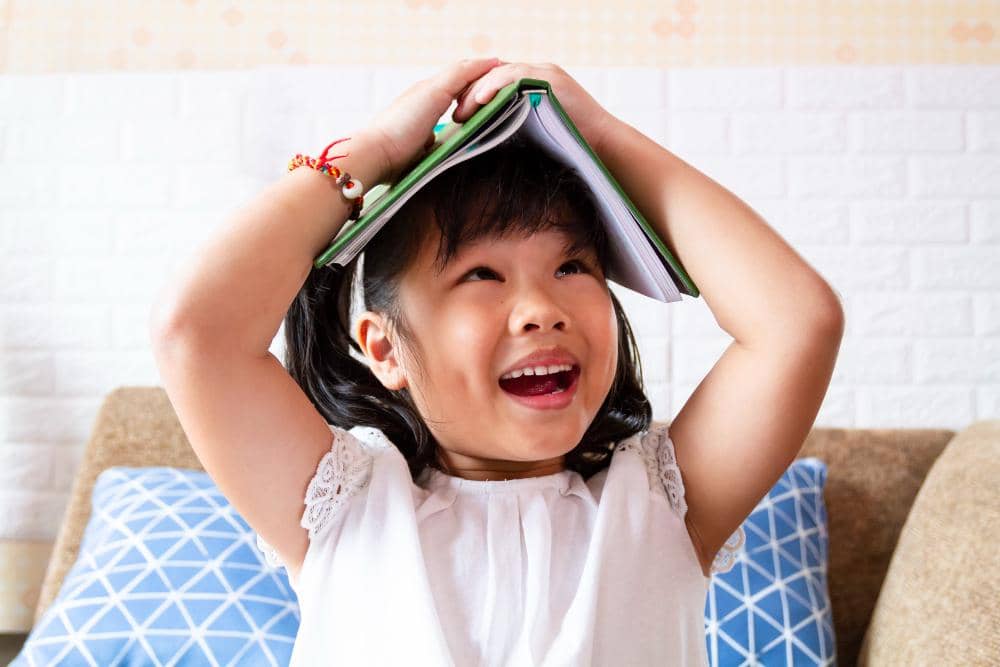 Anak perempuan terlihat bahagia