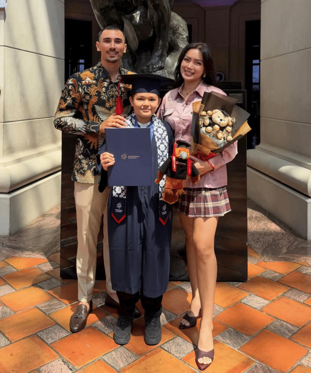 Jessica Iskandar membesarkan El Barack di Indonesia bersama Vincent Verhaag