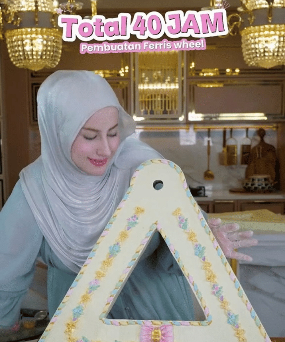 Tasyi menghabiskan lebih dari 40 jam untuk membuat bianglala cokelat