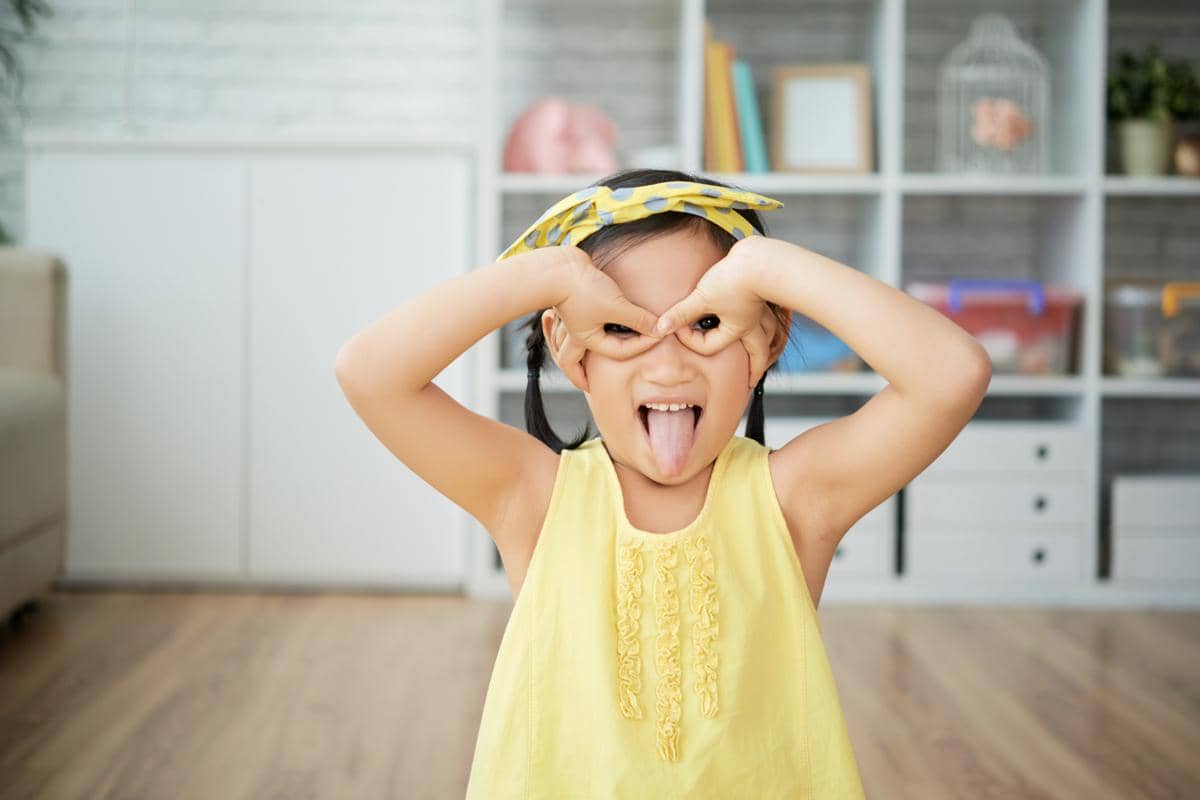 Anak perempuan membuat wajah lucu