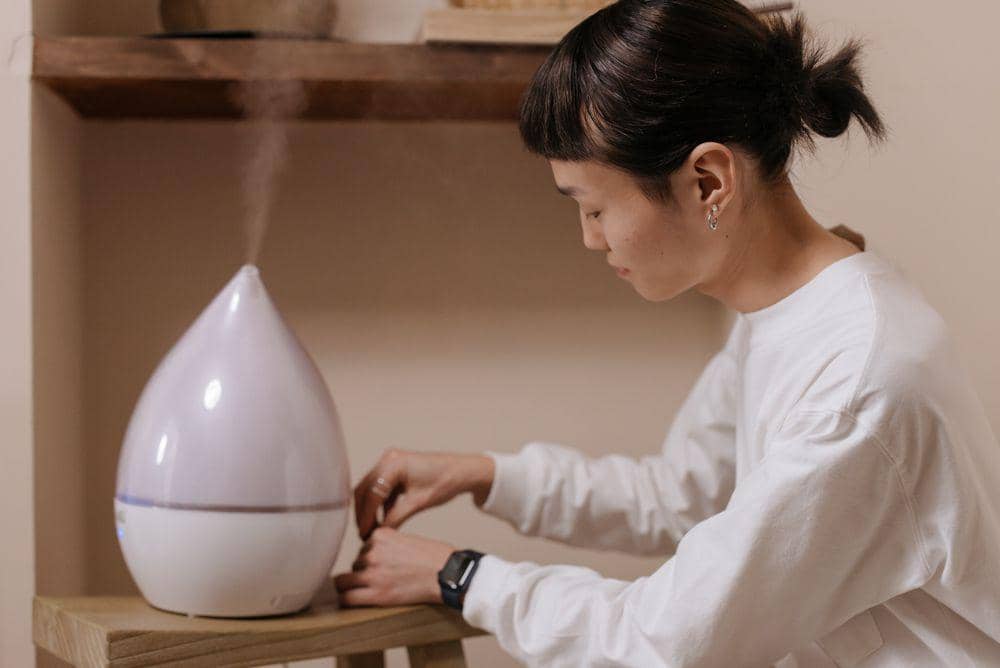 Menggunakan humidifier atau mandi air hangat 
