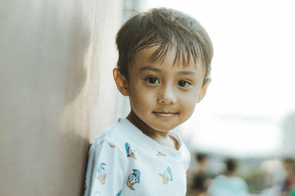 Anak laki-laki menunjukkan senyum manis