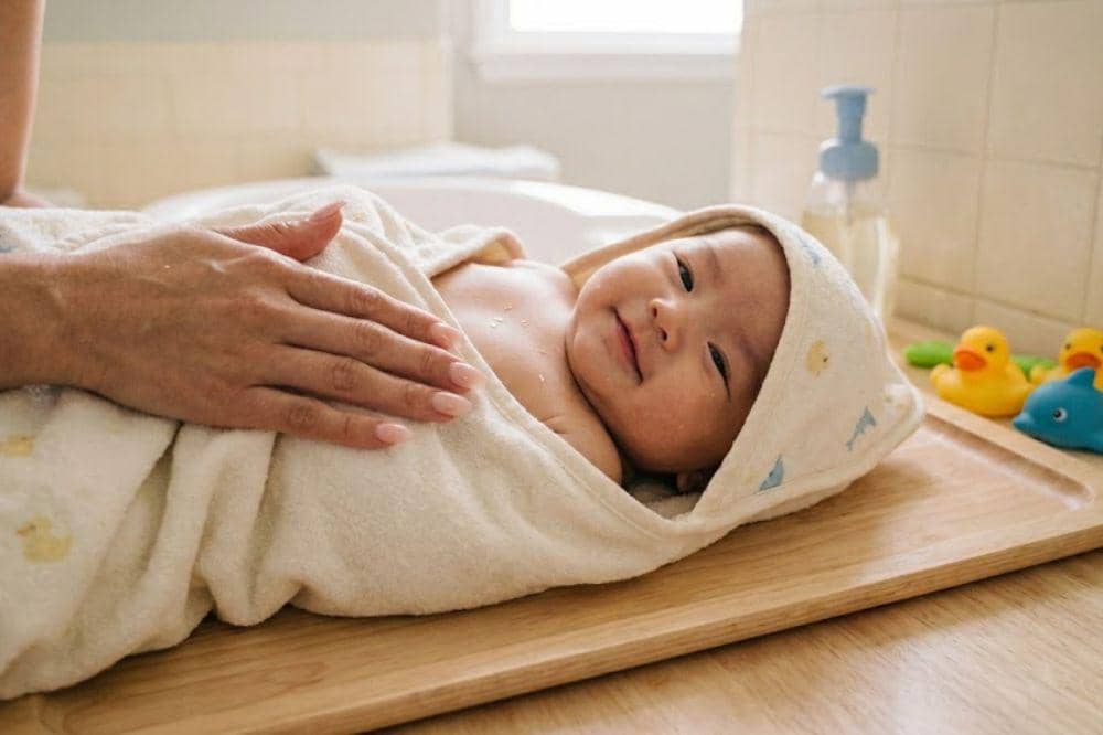 Manfaat mandi air hangat saat anak batuk dan pilek