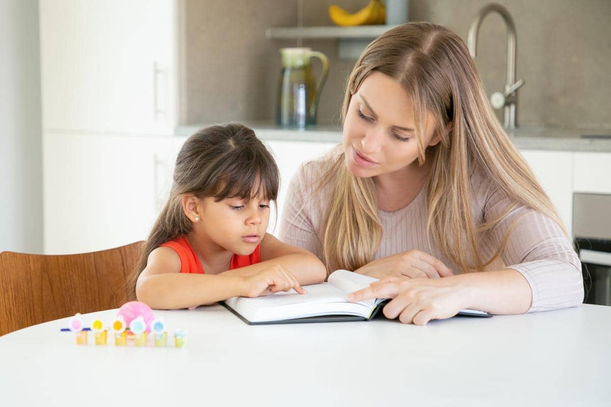 10 Milestone anak usia 4 tahun sudah bisa membaca buku bersama Mama