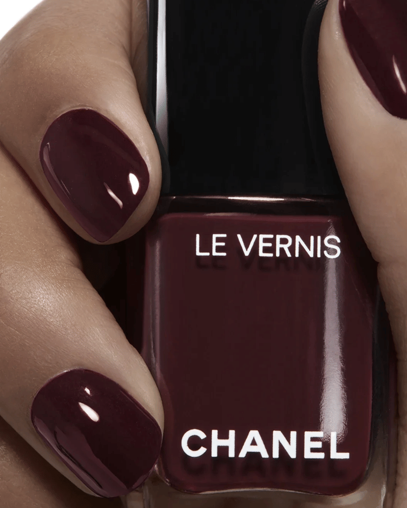 red nails (1).png